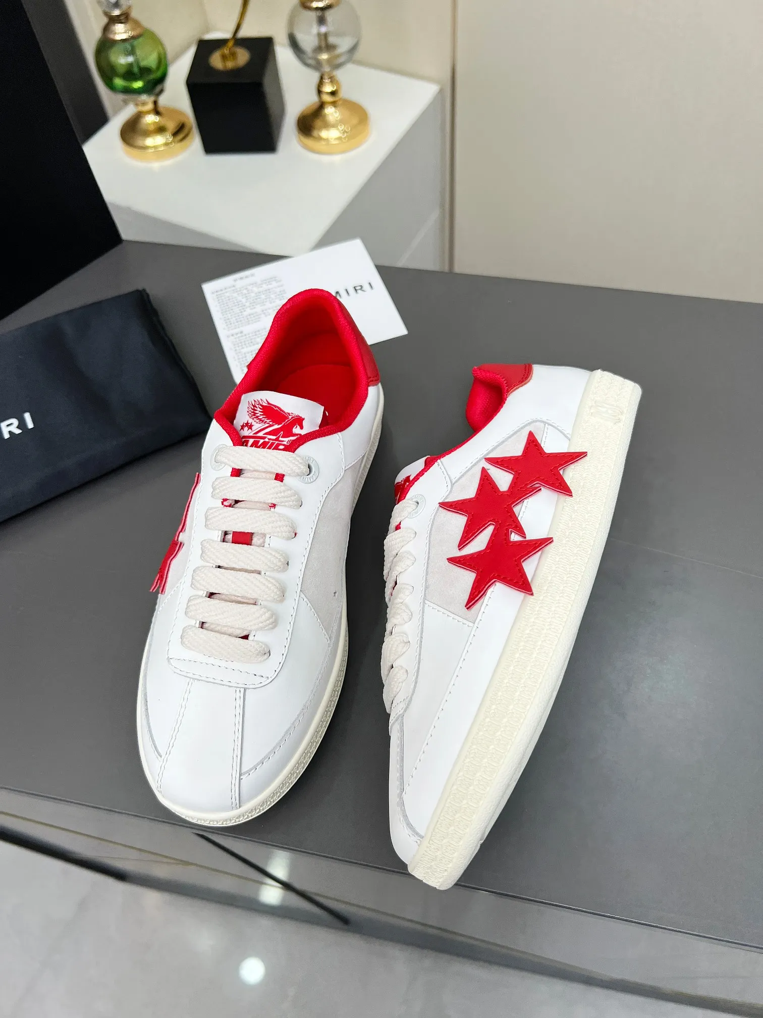 Men's Men's Shoes 💰580 Bone Shoes · AMIRI Skel-Top AMIRI 🔥 launches a new "ThePacific" series of low-top casual sports moral training shoes in the early spring of 2025. This iconic shoe covers men's and women's shoes, drawing inspiration from the brand's classic sports style and elegantly integrating West Coast style. "The Pacific" contrasting five-pointed star series is rooted in Amiri's unique California genes, showing the freedom and leisure atmosphere of the West Coast. This series launches two styles that incorporate the brand's iconic elements: the leather version is made of pure white leather with a same-color sole, and is embellished with star patterns on the side of the shoe, just like the bright starry sky of California. The black and ocean blue colors are shared by men and women, and there is also a red star model exclusive for men and a light pink star model exclusive for women. The suede model is decorated with the brand's classic bone pattern on the side of the shoe. The rubber sole and suede fabric complement each other. The color scheme covers black, chocolate and sand, and is suitable for both men and women. Made of imported cowhide and decorated with bone pieces on the sides of the upper, it is novel and unique and has a good three-dimensional effect! High-density breathable mesh lining + original molded TPU outsole 🙏 Recommended by celebrities, bloggers and internet celebrities, 🚵🏻 an indispensable item for shopping, partying and traveling. One of the most unmissable sneakers in 2025 ✦Color: 10 colors available ✦Size: Women’s size 35--40, ✦Size: Men’s size 39--45,